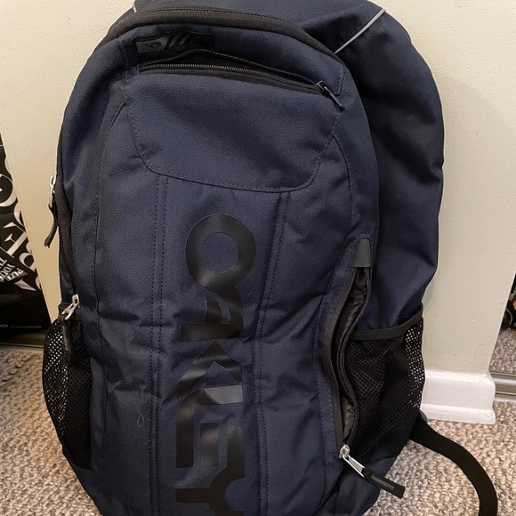 Oakley back pack - Picture 1 of 3